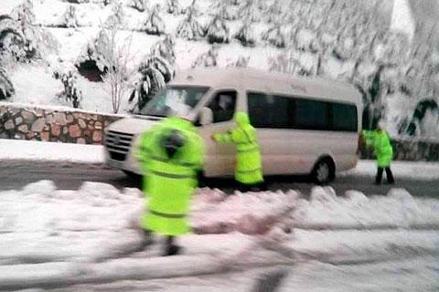 Polisler yolda kalan araçları itti