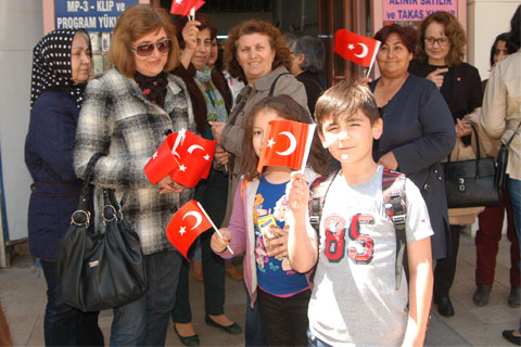 23 Nisan bayrakları Kadın Platformundan