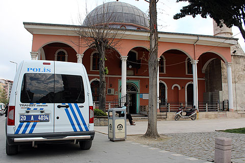 Dernek Başkanı “Ben yaptırdım” diye vaaz kürsüsünü söktü