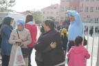 Öğrenciler içeride, veliler dışarıda terledi