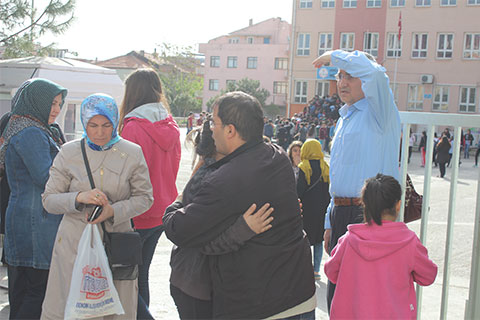 Öğrenciler içeride, veliler dışarıda terledi