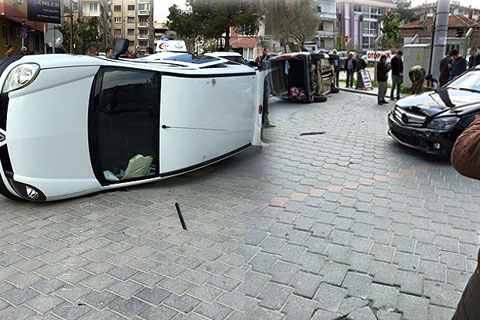 Otomobilin çarptığı askeri araç devrildi
