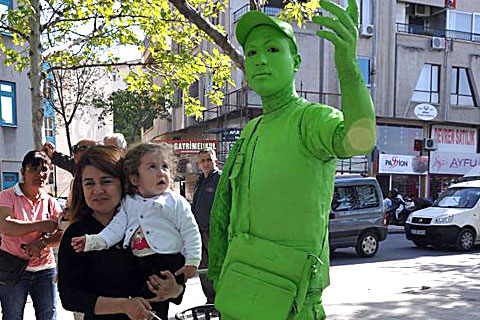 Sokak sanatı için yeşile boyandı