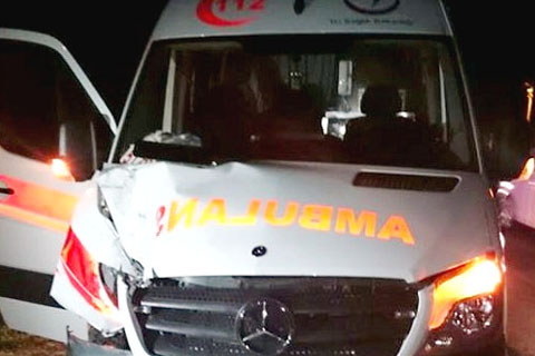 Hastaya giden sağlık ekibi kaza geçirdi