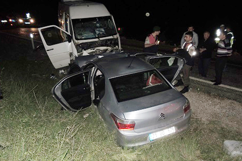Acıpayam’da CHP seçim minibüsü ile otomobil çarpıştı: 1 ölü, 8 yaralı