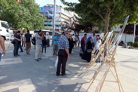 AK Partili gençlerden “Eski Türkiye, Yeni Türkiye” sergisi