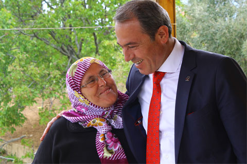 Siyasete ara verip annesine koştu