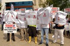 Başlarına çuval geçirdiler