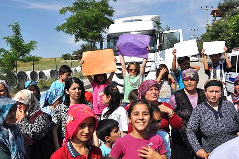 Şantiyeye tepki gösterip yol kapattılar