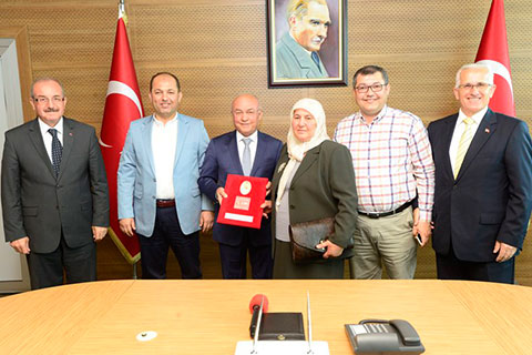Okul yaptırmak için emeklilikten vazgeçti
