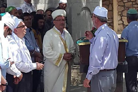 İmam, annesinin selasını verip, cenaze namazını kıldırdı