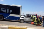 Belediye otobüsüne jiple çarptı, araçta sıkıştı