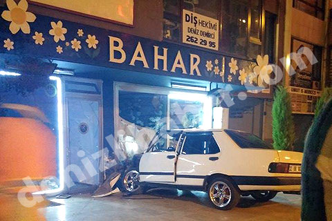 Otomobil işyerine girdi