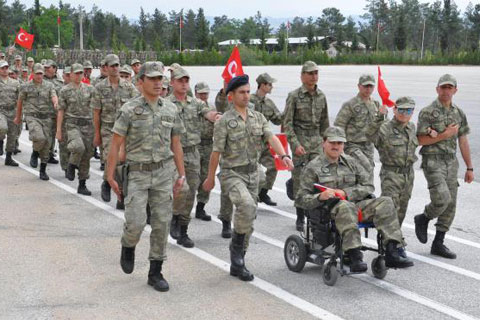 Denizlili engelli gençler çakı gibi asker oldu