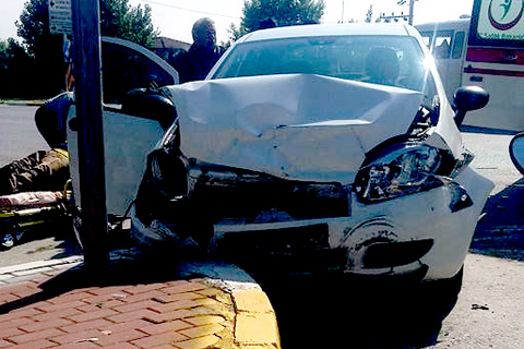 Zeybek kavşağında kaza: 3 yaralı