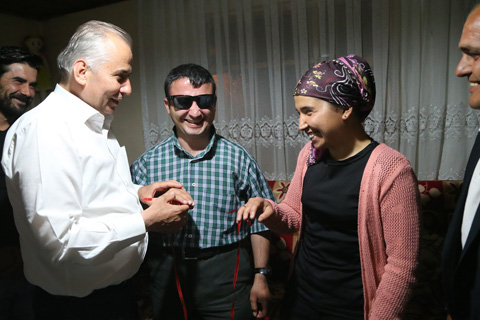Yüzüklerini Zolan taktı