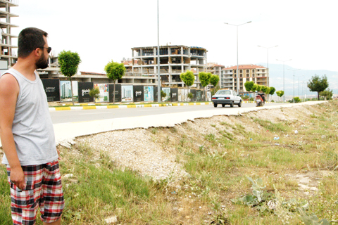 Vatandaş kamulaştırılmadan yol geçirilen arsasını istiyor