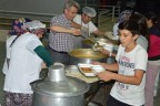 İftar yemeğini elleriyle dağıttı