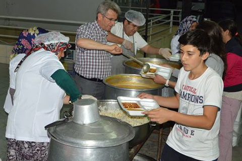 İftar yemeğini elleriyle dağıttı