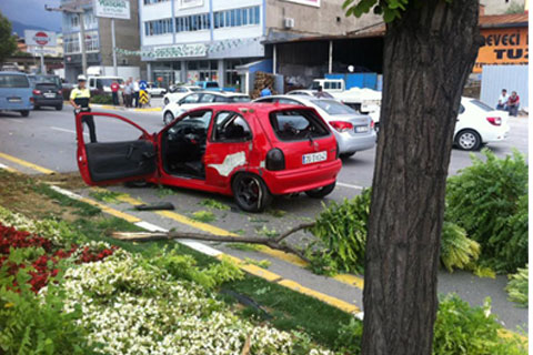 Otomobil refüje çıktı: 1 yaralı