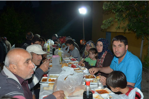 Bugün mahallede iftar var