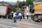 Kamyon ile TIR kafa kafaya çarpıştı