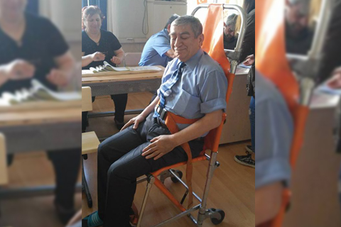 Oyunu sağlık ekibi yardımıyla kullandı