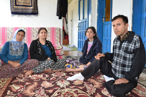 3 kardeş bir tekerlekli sandalye istiyor