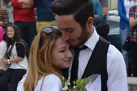 Okul kapısında evlenme teklifi