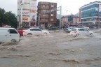 Sağanak yağış caddeleri su altında bıraktı