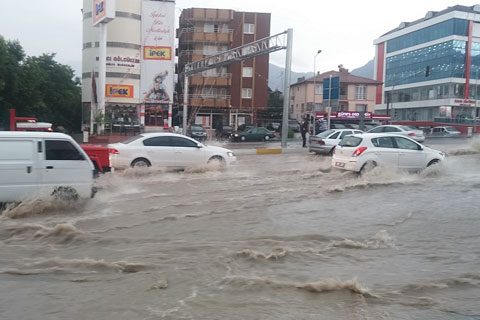 Sağanak yağış caddeleri su altında bıraktı