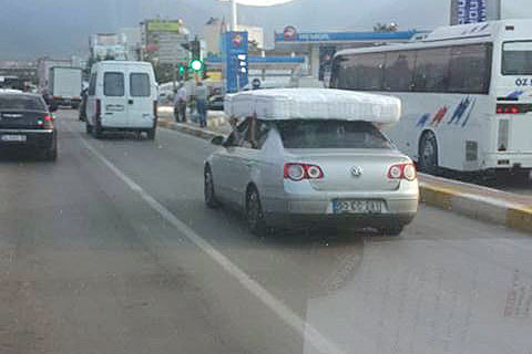 Otomobilde yatak taşıdı