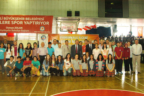 Başarılı öğrenciler altınla ödüllendirildi