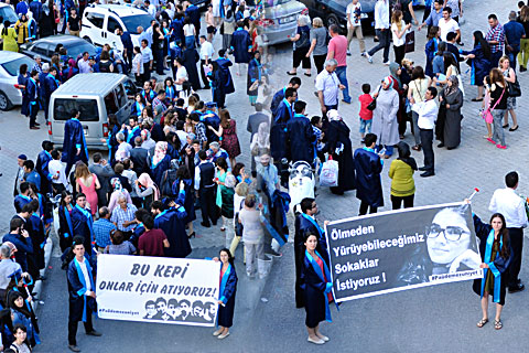 PAÜ’deki mezuniyet törenine bu pankartlar damga vurdu