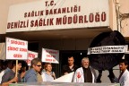 Şiddeti protesto için Sağlık Müdürlüğü’ne siyah çelenk