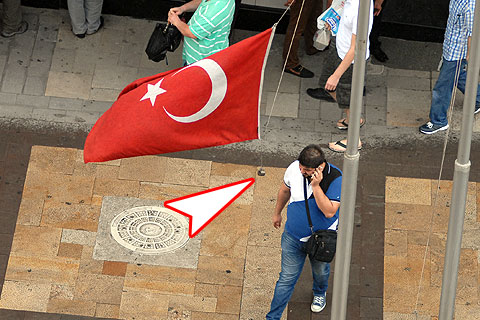 Demirel’e saygı için indirilen Türk bayrağının hali