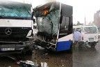 3 araç kavşakta çarpıştı: 7 yaralı