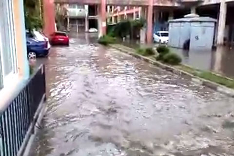 Üçgen Çarşısı’nı sel aldı