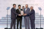 Zeybekci’den Sarraf’a ödül