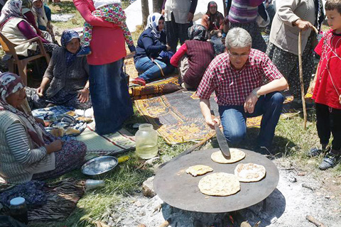 Başkan bazlamasını kendi pişirdi