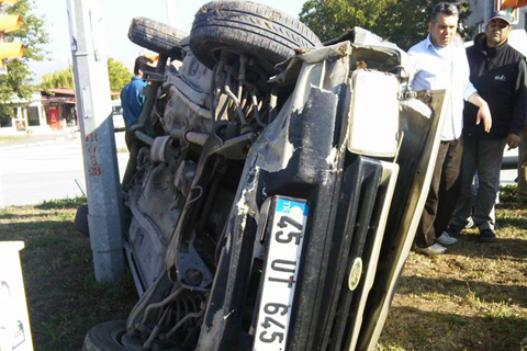 Kaklık’ta otomobil refüje çıktı: 1 yaralı