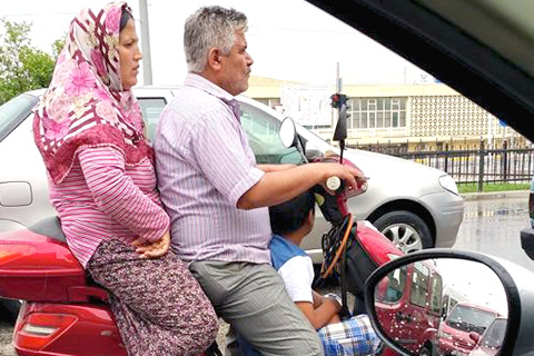 Motosiklet ile tehlikeli yolculuk
