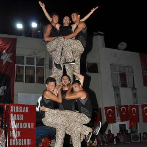 200 dansçı Bozkurtluları büyüledi