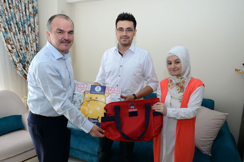 Bebeği olan ailelere hediye çantası