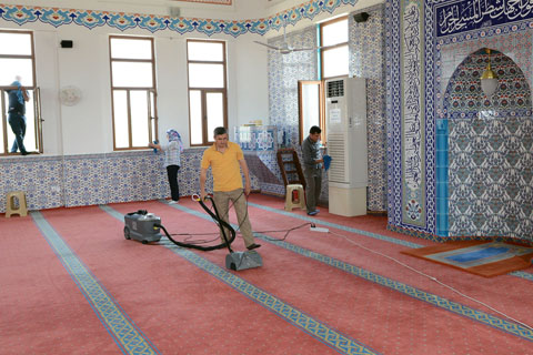 Pamukkale’de cami temizlik ekibi