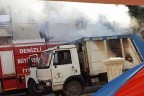 ACIPAYAM’DA ÇÖP KAMYONU YANDI