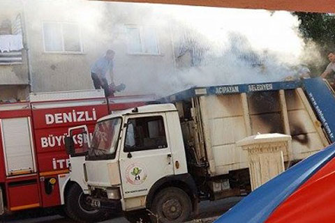 ACIPAYAM’DA ÇÖP KAMYONU YANDI