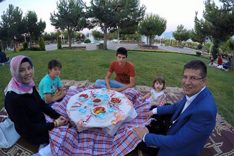 Subaşıoğlu, iftarını parktaki yer sofrasında yaptı
