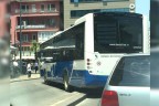 Belediye otobüsü orta refüjde askıda kaldı