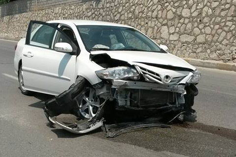 Virajı alamayan otomobil duvara çarptı